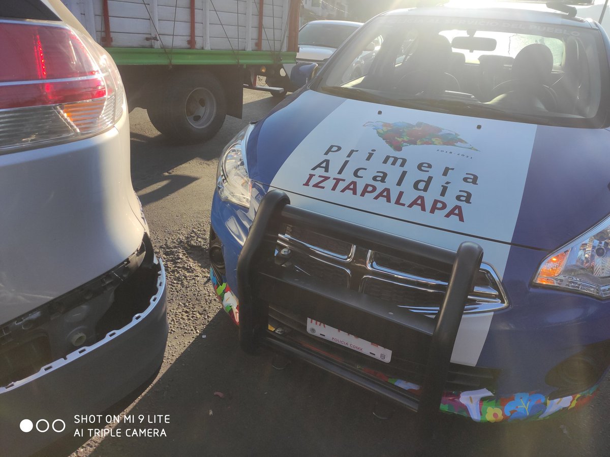 MishelYamel's tweet photo. @ClaraBrugadaM Sra. Alcaldesa una de sus patrullas me pegó y la están haciendo larga para no pagar esto desde las 7 AM y que según su seguro llega a la 1 pm pero ya investigamos y no han hecho reporte alguno del siniestro https://t.co/eG0g1Qkofo