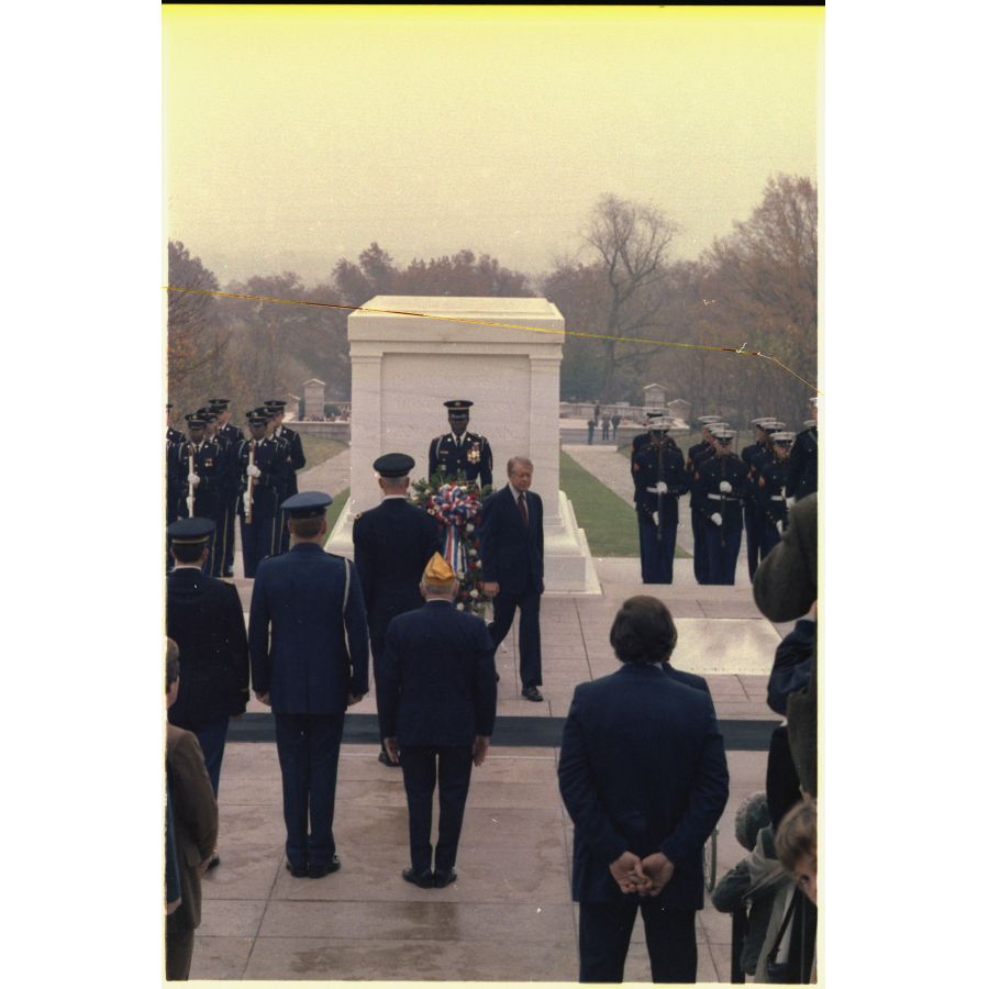 6/ #VeteransDay, 1978: President Carter, the only commander-in-chief to ever serve on a nuclear submarine, pays his respects at Arlington