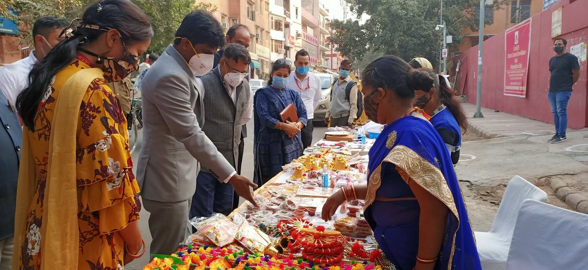 DMCentralDelhi's tweet photo. #SHG_DEEPOTSAV,
In this #tough_time, A #Diwali_Mela_festival is An #initiative taken by #DM_Central, to #support #Livelihoods of #SHG_Women.
#Deepawali_Festival
#AatmaNirbharBharat
@NAGENDR83346047 @brgausingha @Varshneydharti @msisodia @MIB_India @TOIIndiaNews @htTweets https://t.co/dLpemd7nG2