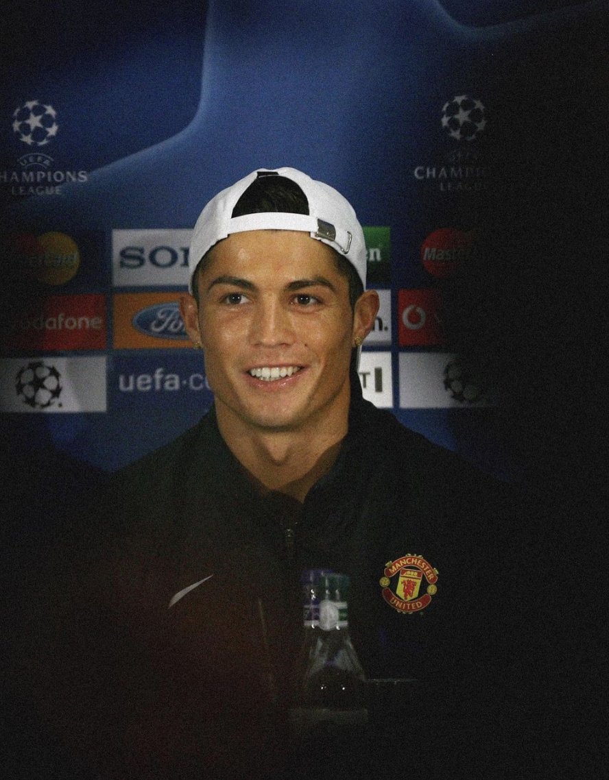 Footballtweet's tweet photo. The year is 2040. Cristiano Ronaldo is 55-years old and he's still getting linked to a return to Manchester United. 🙄🔴 https://t.co/PtpsFAZHuA