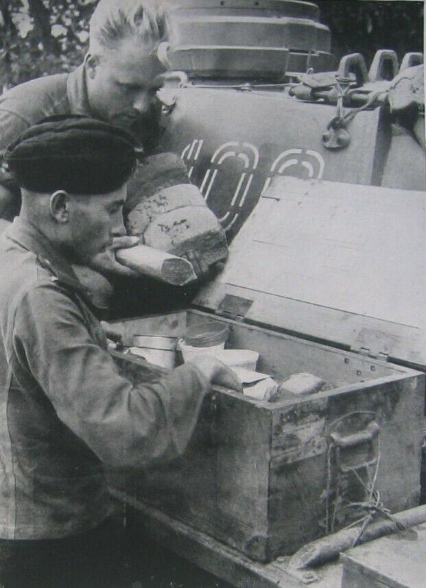 With regards the last tweet, here’s a great e.g. of the daily cold ration with bread, sausage, possible tinned fish & fat being stored by crewmen in their recycled storage box.The crewman bottom left wears a ‘working’ denim panzer wrap, introduced to protect his ‘blacks’.45)