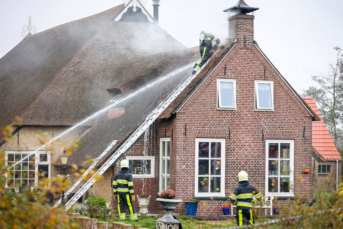 Brand in rieten dak van woonboerderij; brandweer weet erger te voorkomen -.