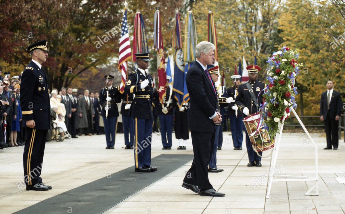 9/ #VeteransDay, 1999: President Clinton lays a wreath at the Tomb of the Unknowns at Arlington