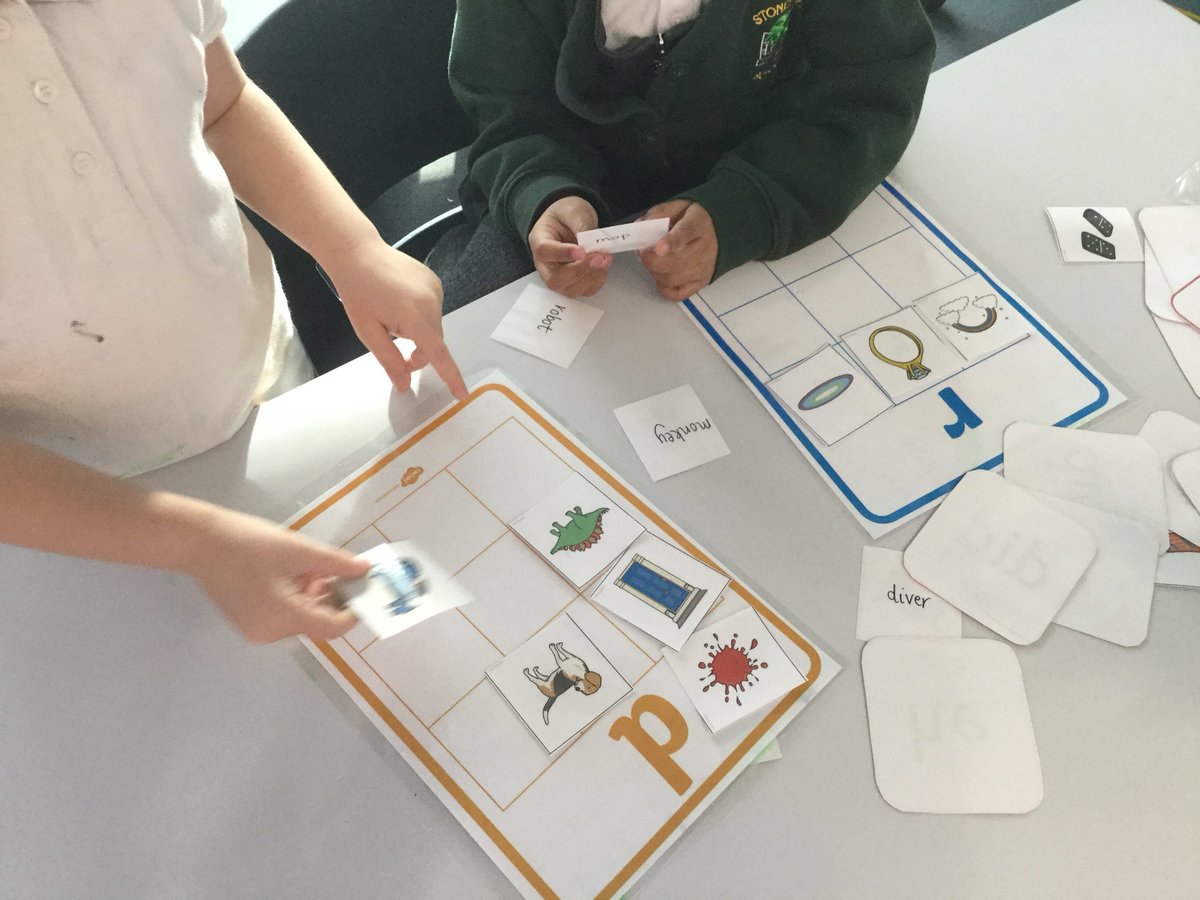 MissKSmith2's tweet photo. We can identify, group and sort initial sounds #sortingsounds #weachievetogether Practise listening and saying the first sounds in words at h...h..home @Stoneywood_1 https://t.co/Y1Qw3zZXkh
