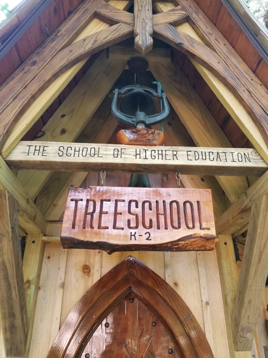 KimTunnicliffe1's tweet photo. Colin Wilcox of #SagamoreBeach spent years building this cool treehouse for his kids Winnie & Wyatt. It’s now been transformed into a #treeschool, b/c his wife is homeschooling the kids due to #COVID19. It’s got a loft, hidden doors, decks, a bridge, outdoor stage & even a cafe. https://t.co/zDl8JOuCZo