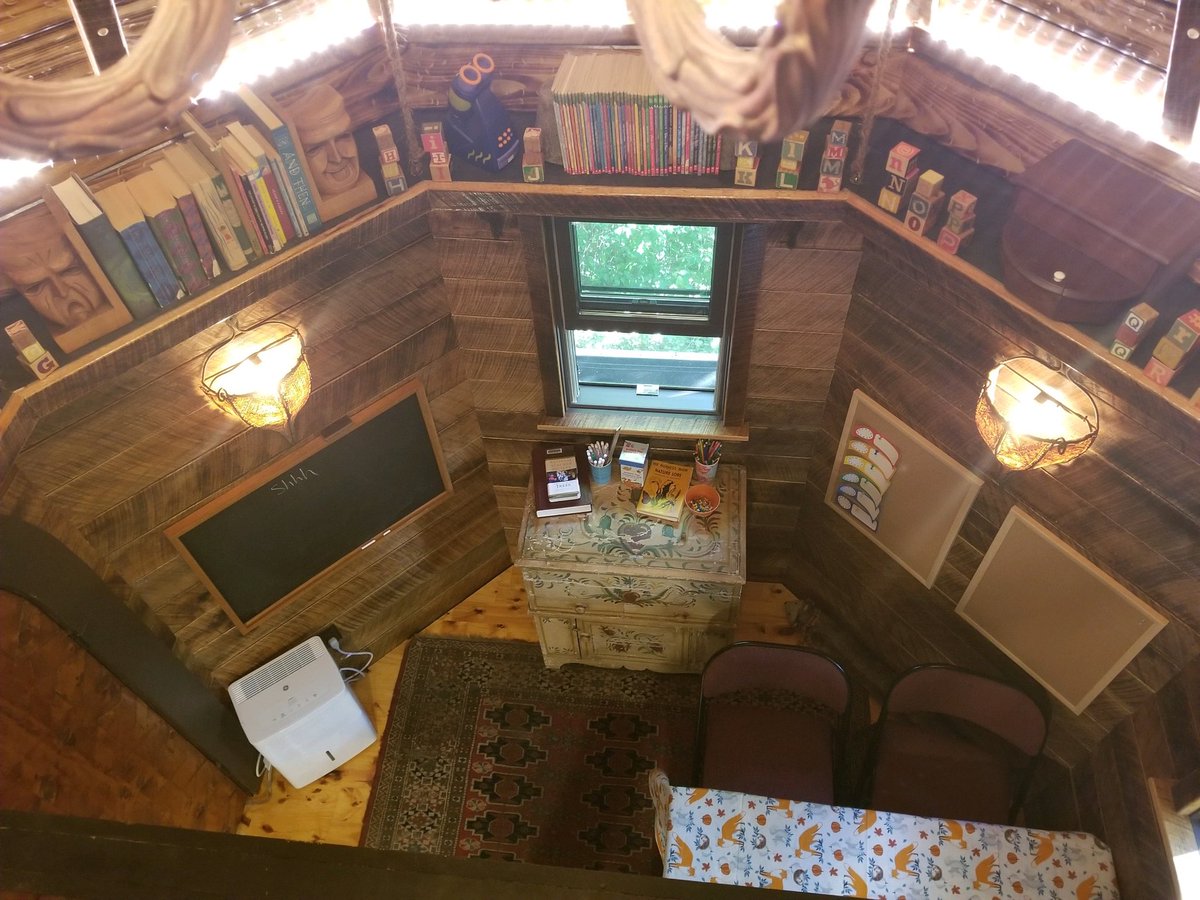 KimTunnicliffe1's tweet photo. Colin Wilcox of #SagamoreBeach spent years building this cool treehouse for his kids Winnie & Wyatt. It’s now been transformed into a #treeschool, b/c his wife is homeschooling the kids due to #COVID19. It’s got a loft, hidden doors, decks, a bridge, outdoor stage & even a cafe. https://t.co/zDl8JOuCZo