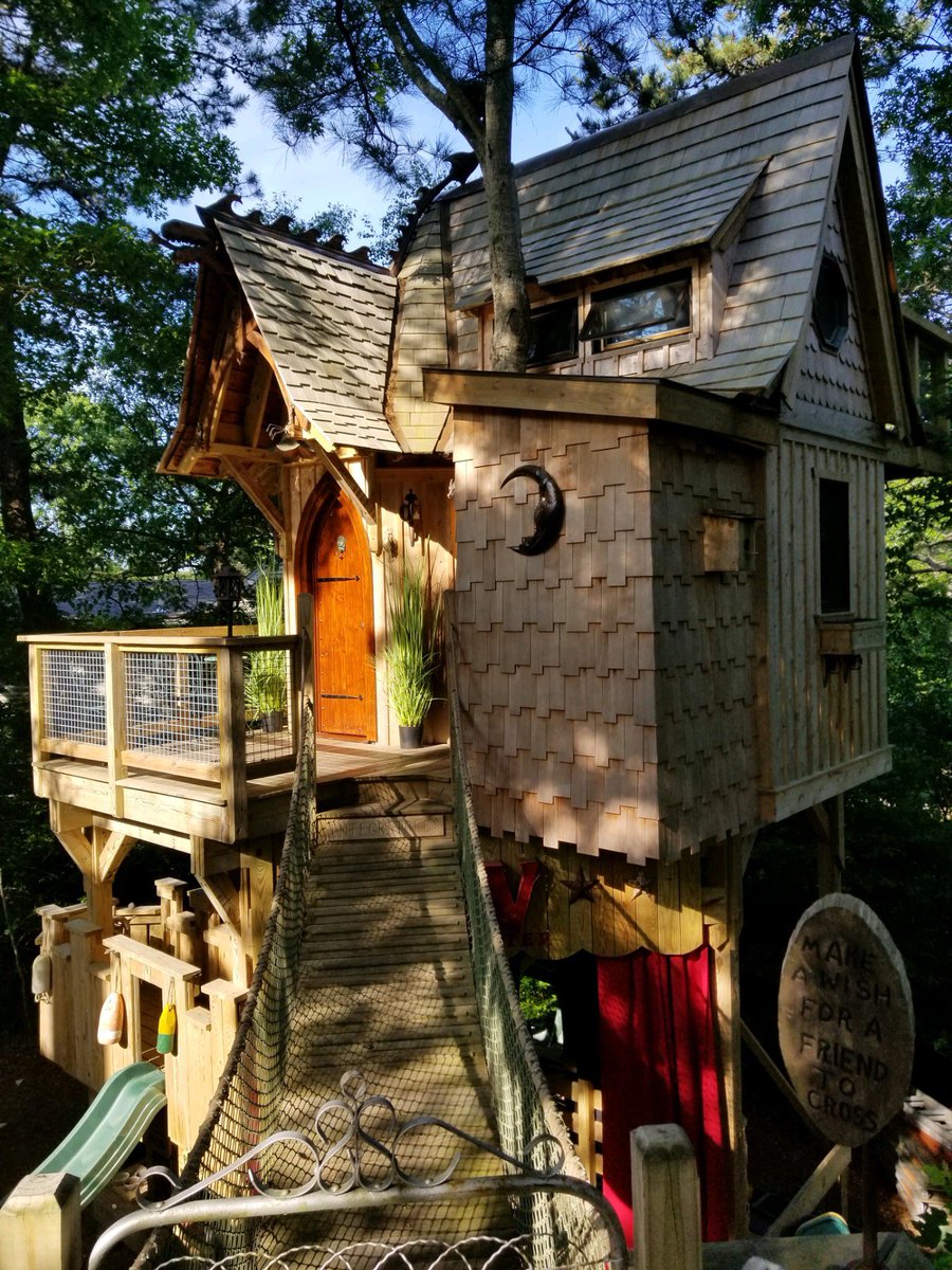 KimTunnicliffe1's tweet photo. Colin Wilcox of #SagamoreBeach spent years building this cool treehouse for his kids Winnie & Wyatt. It’s now been transformed into a #treeschool, b/c his wife is homeschooling the kids due to #COVID19. It’s got a loft, hidden doors, decks, a bridge, outdoor stage & even a cafe. https://t.co/zDl8JOuCZo