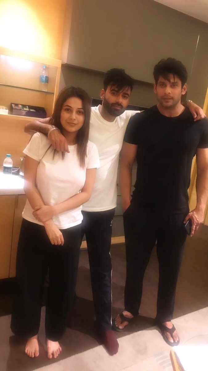 TeamSiddShukla's tweet image. Omg found this inside video of sid 

link - youtu.be/lX3vT_Gm_HE

#SidharthShukla #SidNaaz