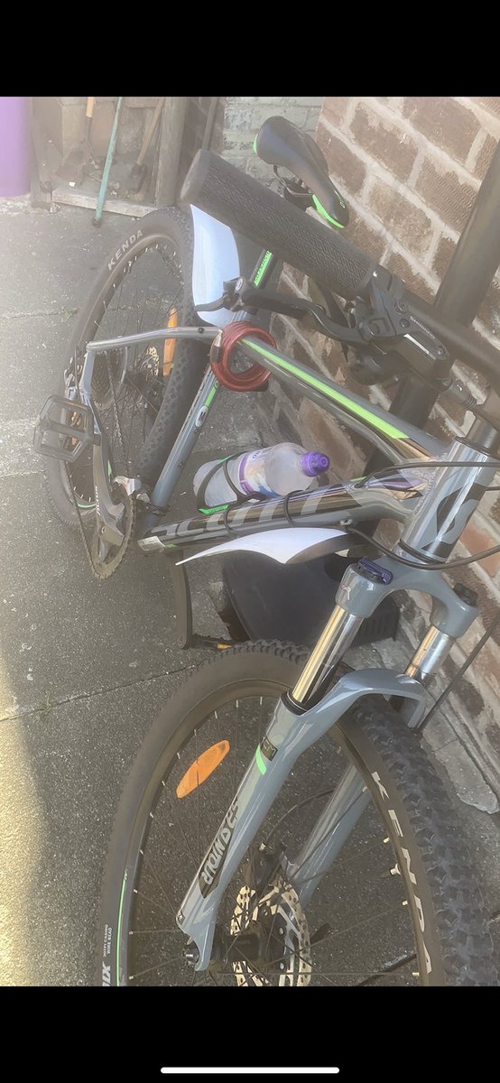 My dads bike has been robbed from outside the home and bargain no the lancs 🤢🤢 cut the lock and took it. Please retweet ! @AbbeyRoadVetsFC