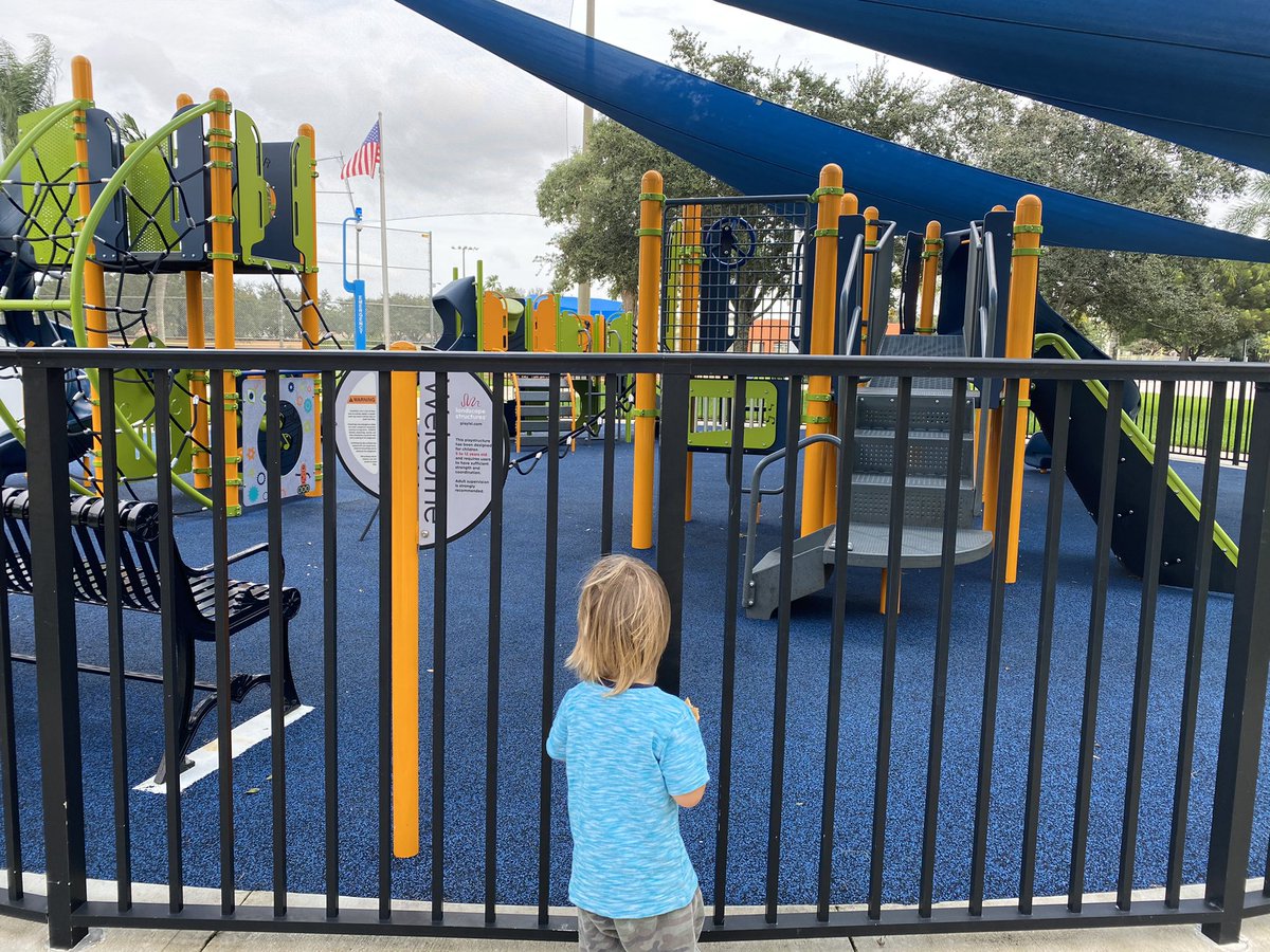 CaroOrtizTips's tweet photo. @cityofsunrise this is in the same park, two different realities with the same need: moving and playing. Can we think of something for the kids? The are willing to use masks. https://t.co/4cvSxQdT9C