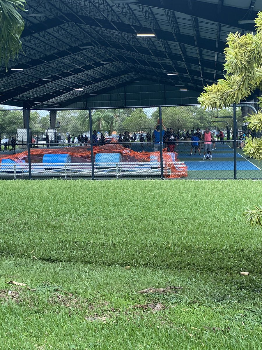 CaroOrtizTips's tweet photo. @cityofsunrise this is in the same park, two different realities with the same need: moving and playing. Can we think of something for the kids? The are willing to use masks. https://t.co/4cvSxQdT9C