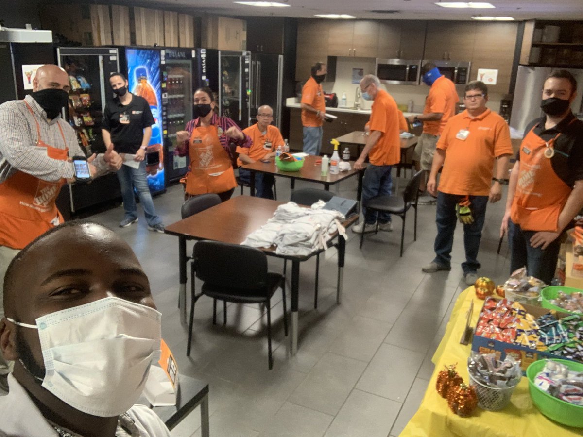 AkeelSolomon's tweet photo. Celebrating Partnership in store 961 with this amazing group of MET Associates. Congrats Kin and Jessye on your #Homer Awards for Building Strong Relationships #YeahMET #MET2020 #OneHomeDepot @daverunfar @Maria_Salese @TimJacobs23HD @CoreyLiliston @jenfullerHD https://t.co/pN988JHqGp