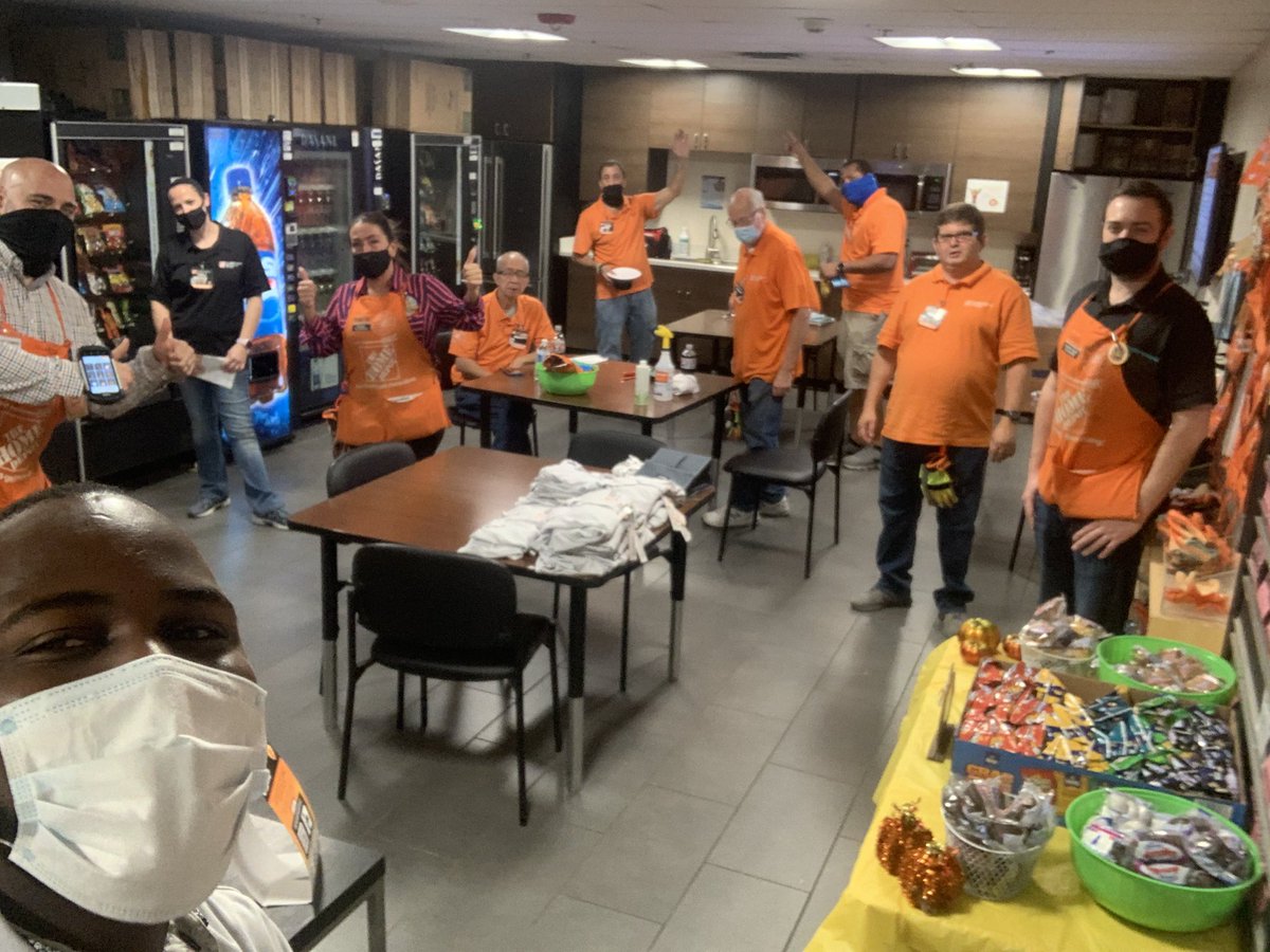 AkeelSolomon's tweet photo. Celebrating Partnership in store 961 with this amazing group of MET Associates. Congrats Kin and Jessye on your #Homer Awards for Building Strong Relationships #YeahMET #MET2020 #OneHomeDepot @daverunfar @Maria_Salese @TimJacobs23HD @CoreyLiliston @jenfullerHD https://t.co/pN988JHqGp