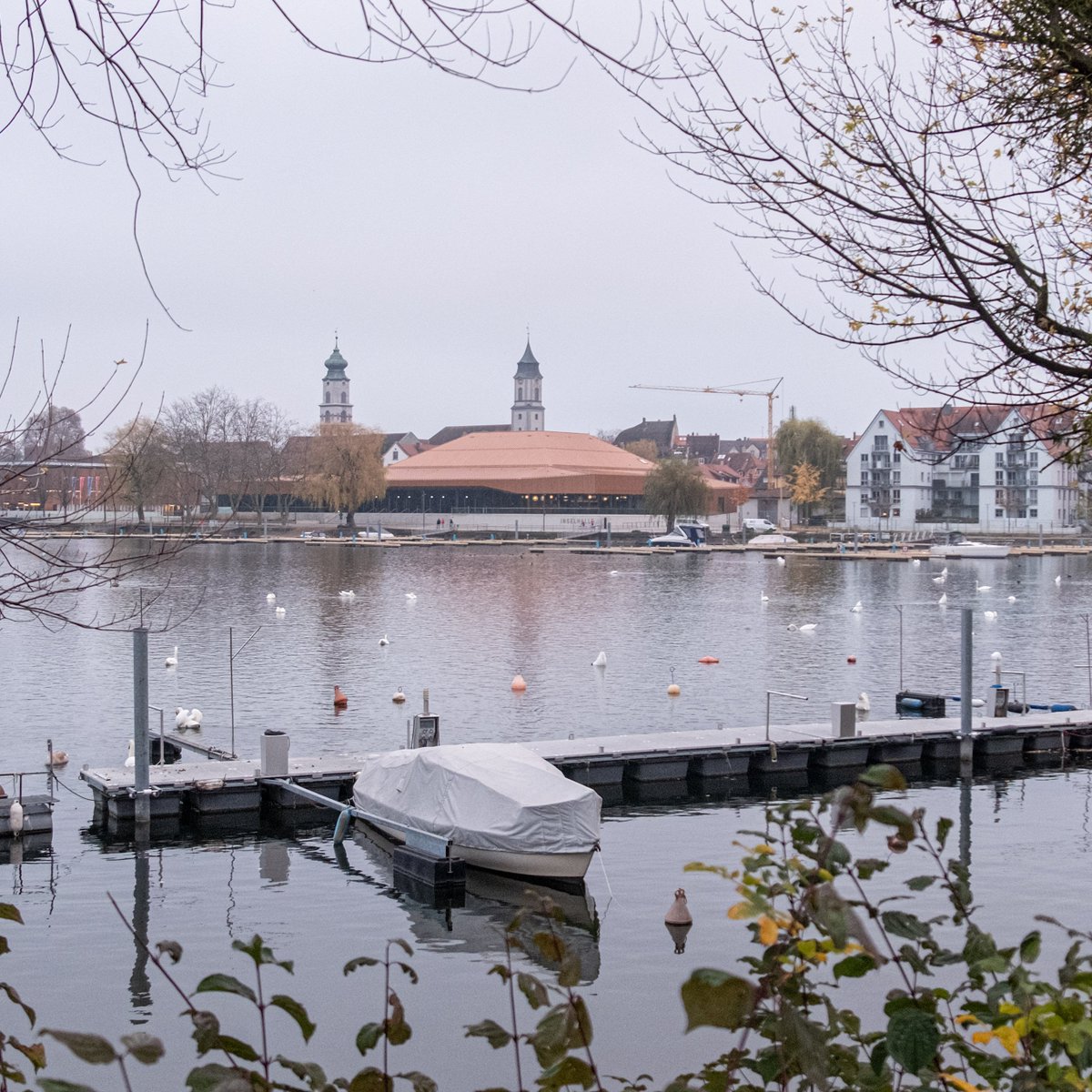 mursidik's tweet photo. In der Inselhalle: interreligiöse Konferenz. Auf dem See davor: Schwanen-Konferenz ;) @ringforpeace #womenfaithdiplomacy https://t.co/WfUPbm1VOo