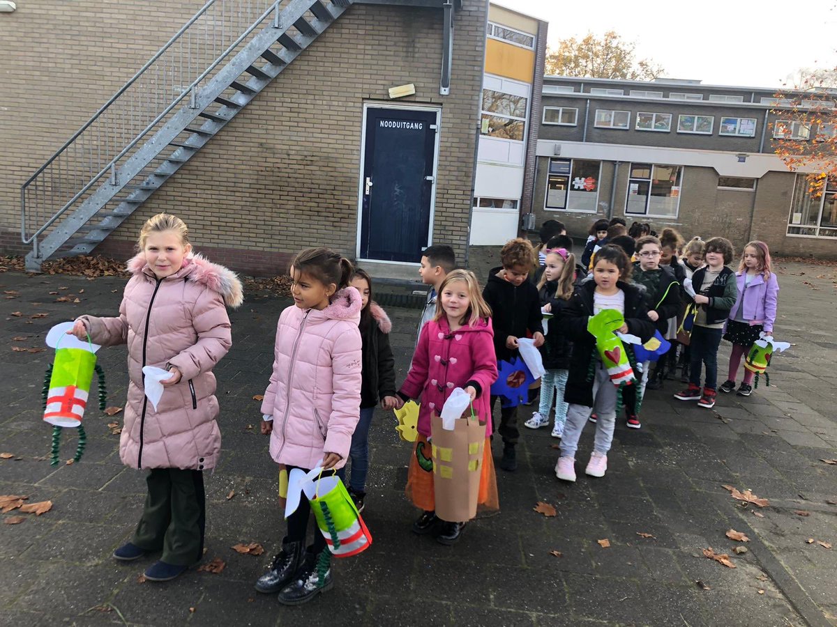 obsDePionier's tweet photo. Sint Maarten op het schoolplein! https://t.co/KqYtdhcVWM