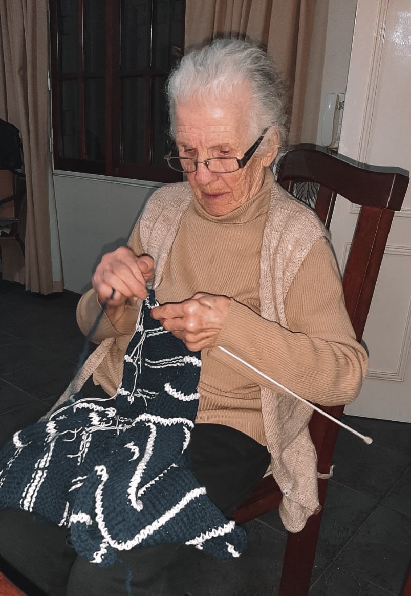VotteroAbril's tweet photo. "Y si los subís al face, a ver qué pasa?" Mi abuela, que teje para bebes desde siempre, me gustaría mucho que se sintiera útil, y que alguien use estas bellezas tejidas a mano por una abuela para algún nieto con mucho amor, si les interesa me avisan ❤️❤️ https://t.co/kVtRs9duXE