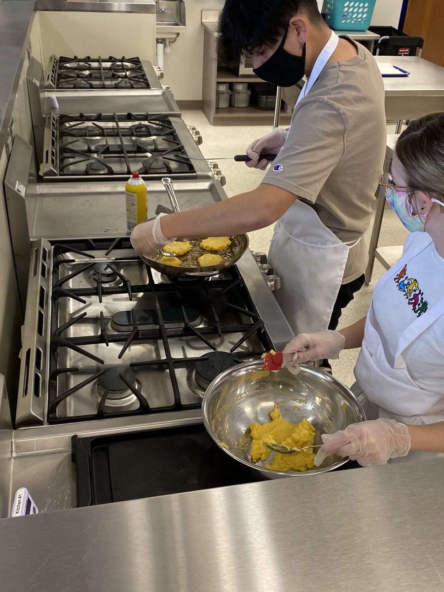 ShelbyMuha26's tweet photo. In New England, Johnnycakes were America’s first pan cake. Today we’re frying them up, covering them with bacon and maple syrup. #covidcooking #culinaryessentials2 #owlpower https://t.co/HIlm2XihSf