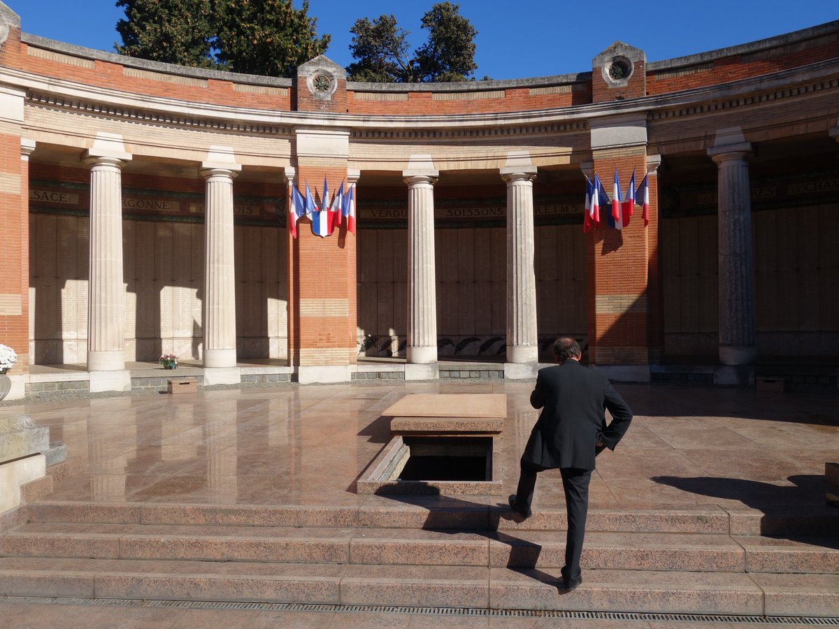 frantzmc's tweet photo. THREAD. À Toulouse, au cimetière de Terre Cabade, sous le monument aux morts de la Grande Guerre se trouve une crypte ou reposent 1706 soldats morts pour la France. Leurs noms sont portés sur la plaque de granit rose. #mplf #dpdn #1GM #MAM #11Novembre  1/7 ⤵️ https://t.co/PPk6q2JkJn