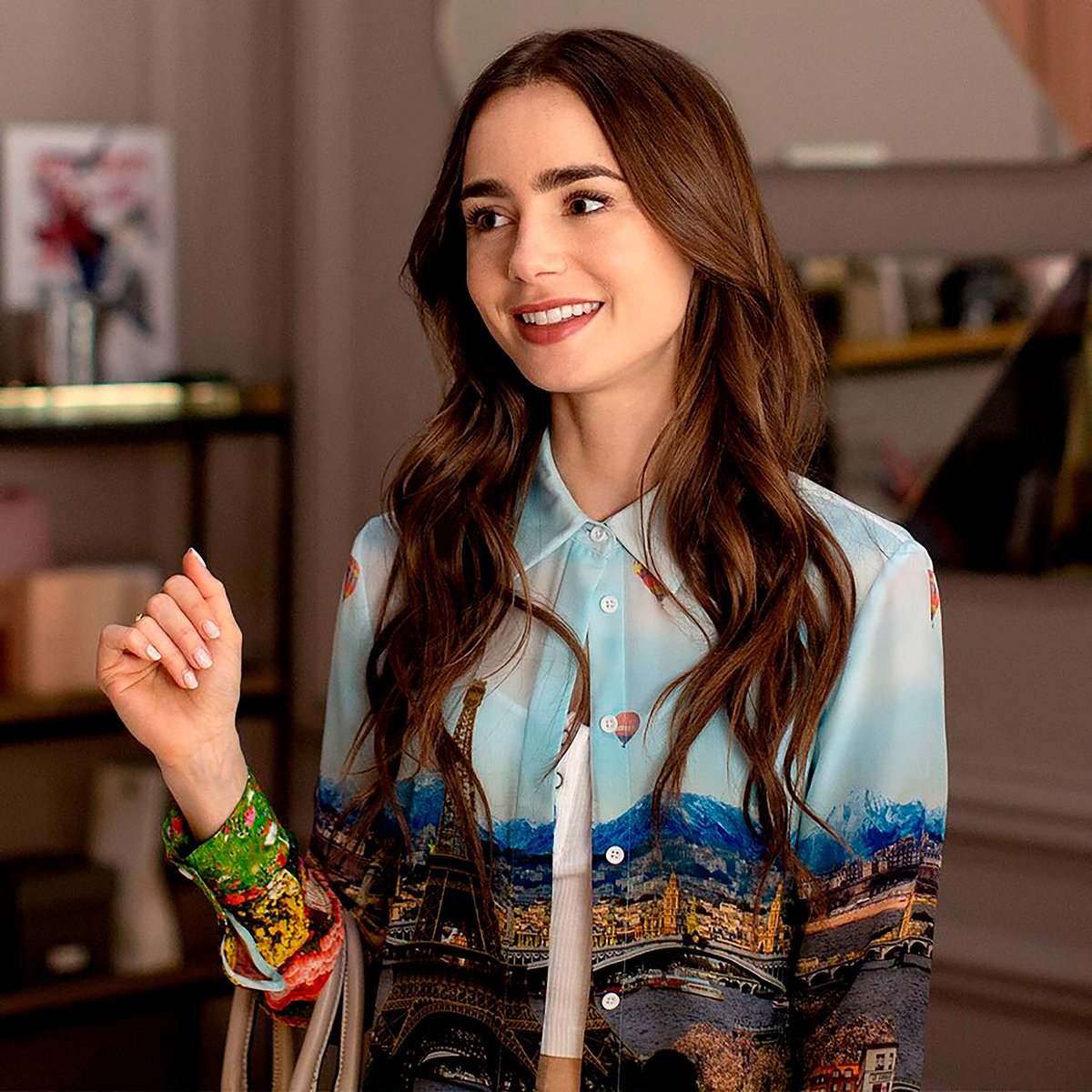 cinserieslatam's tweet photo. #News: El diario británico @thesun infoma que @emilyinparis tendrá una segunda temporada, @lilyjcollins ya aceptado regresar con @netflix y Darren Star para grabar los nuevos episodios de la serie. #emilyinparis #netflix #series #cinseries #lilycollins https://t.co/RRPLPIBwxZ
