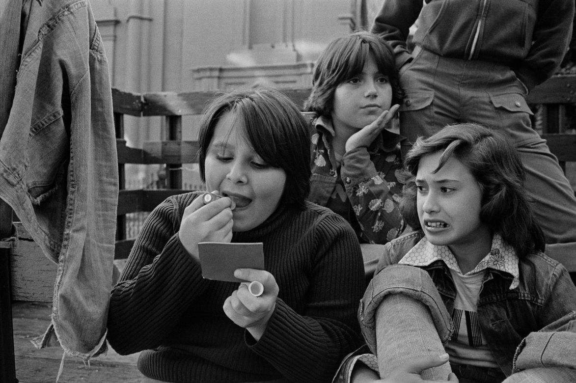 19) Susan Meiselas (1948).