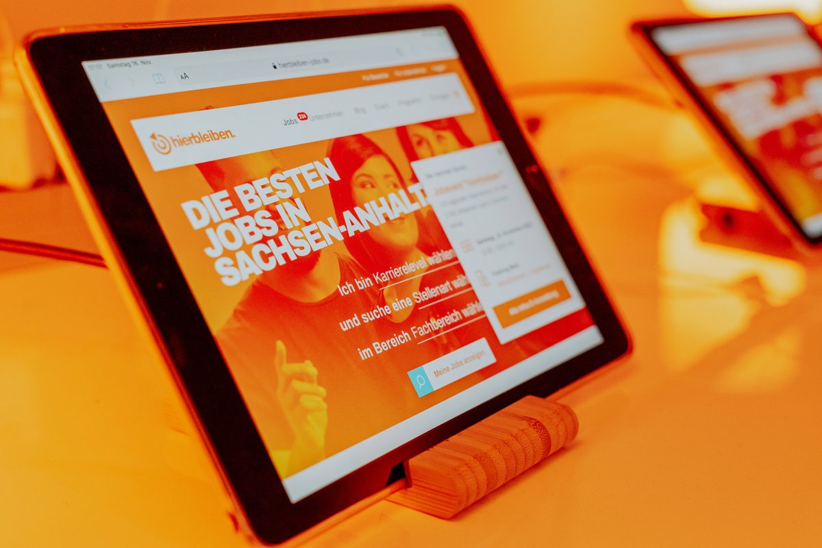 Am 14. November starten wir die „hierbleiben. #DIGITALWOCHE“ und zeigen wie man in seinem Unternehmen das #Recruiting digitalisiert, einen #Traumjob von der Couch aus findet, Bewerbungsgespräche per Video führt uvm. bit.ly/2UejpzU