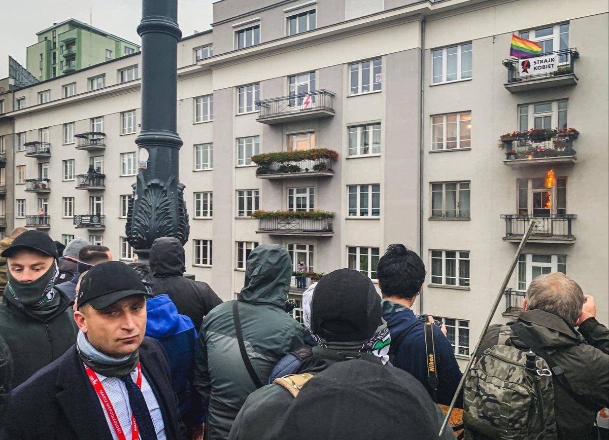 K_Smiszek's tweet photo. Przy okazji mojego tweeta nr 10 000 pragnę zaprezentować, gdzie @RBakiewicz był podczas rzucania racami w mieszkanie z plakatem strajku kobiet.
W tym Twoim zmotoryzowanym marszu, to miały jechać chyba polskie samochody elektryczne 🤡 https://t.co/tKqoDzIUJ1