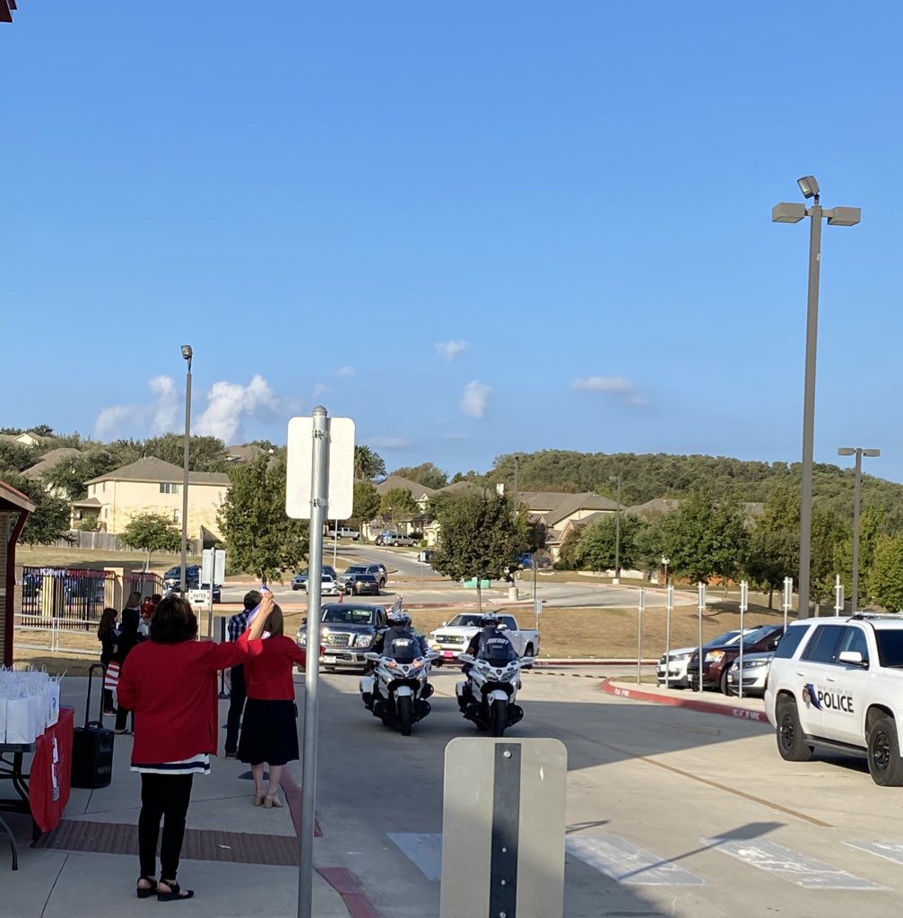 mrsLHernandez's tweet photo. Shout out to @NISDMissChapman Mr. Hirshi, @jamcounseling @JenniferMorant6  and the JAM Science/SS Committee for organizing the Veterans Day Reverse Parade! @KolacheFactory provided the treats! #VeteransDay2020 #VeteransDay #Veterans @NISDMireles @mmireles @latia_bishop https://t.co/RbmcmYGckB