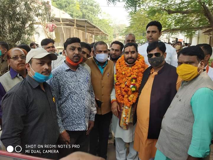 BjpRajora's tweet photo. आज भारतीय जनता पार्टी के #विधानपरिषद् के #प्रत्याशी आदरणीय #डा #दिनेश #वशिष्ठ #जी (#शिक्षक) व आदरणीय #डा #मानवेंद्र #सिंह (#स्नातक ) के #नामांकन #कार्यक्रम में रहना हुआ। 
इस अवसर पर भा०ज०पा० #महानगर #अध्यक्ष #श्री #भानु #महाजन #जी स्वयं उपस्थिति रहे @BJP4India @BJP4BHANU @BJP4UP https://t.co/fsLV1cwMsL