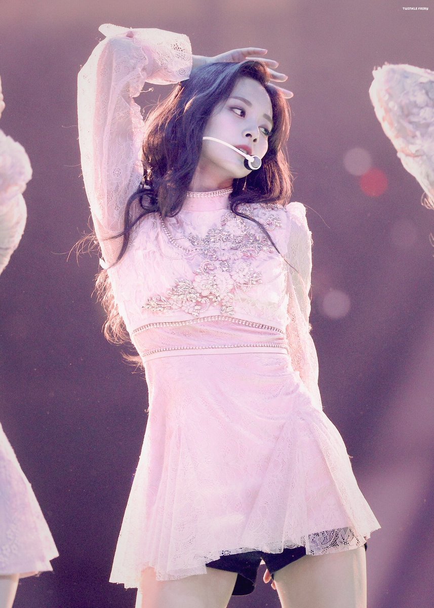 picturetzu's tweet image. i think it’s time we talked about how ethereal 200104 tzuyu was