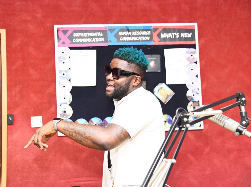 XfmUG's tweet photo. Bad Man @youngskales pulled up on the #Xzit and it was nothing short of good vibes as we talked about #EndSars, working with @zulitumsofficial and his #HealingProcessEP 🔥🔥🔥

📸: @sanyarichard1 
#Xzit with @DenzelUG #TodaysHitMusic https://t.co/k5z00TxB8N