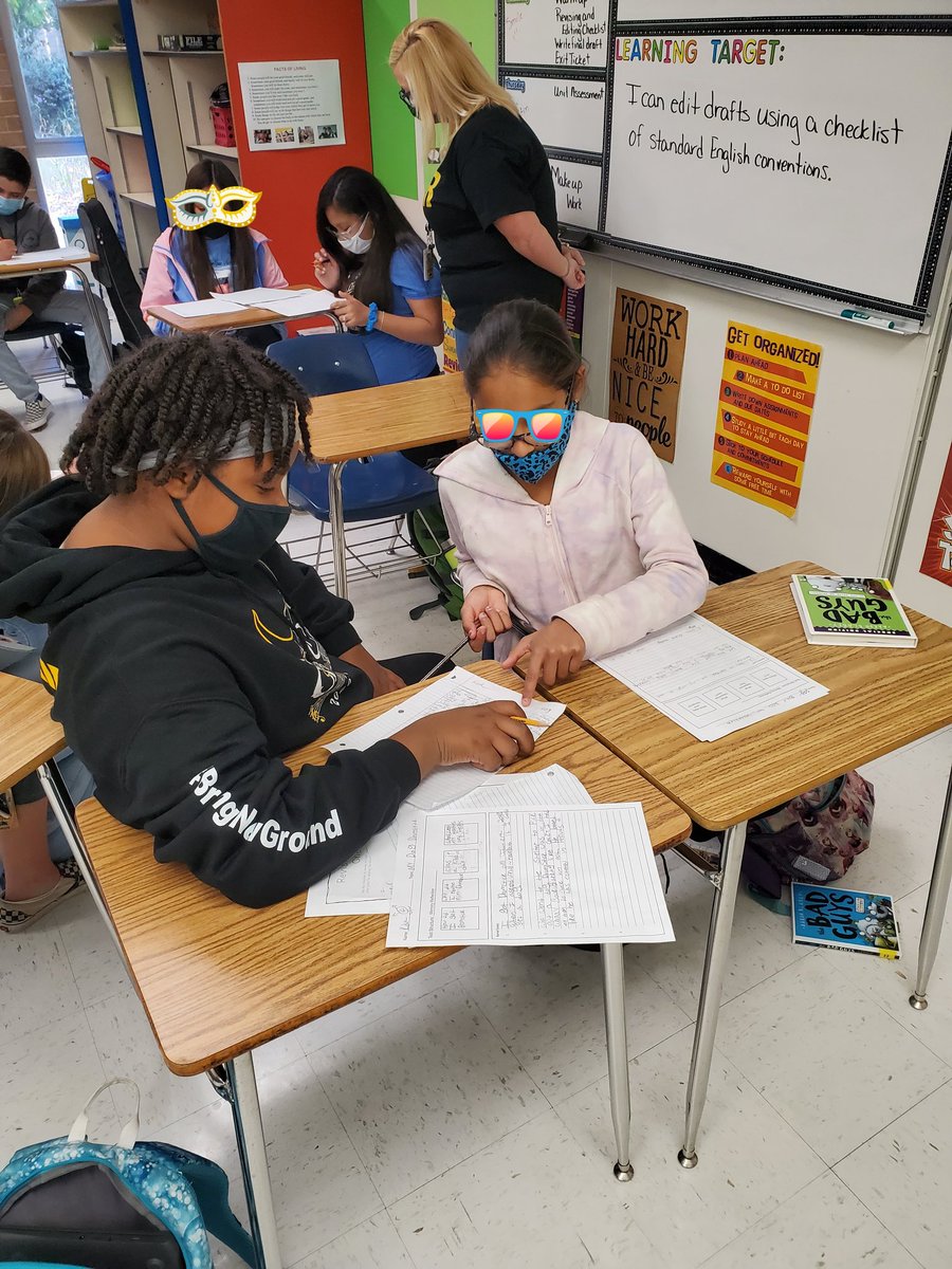 AWillemin's tweet photo. 6th grade Ss in @TeacherCFord ELAR class is peer editing kernel essays today! #1Heart1Seguin #SeguinWrites https://t.co/YVJTE2iG0b
