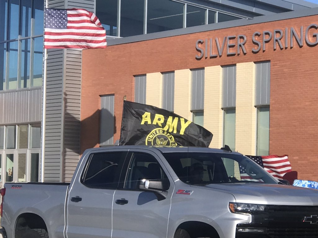GidTruth's tweet photo. Silver Spring Intermediate School #VeteransDay Parade today @Tmj4 #tmj4 #SaluteToService #VetsInService https://t.co/fn6mqire1E