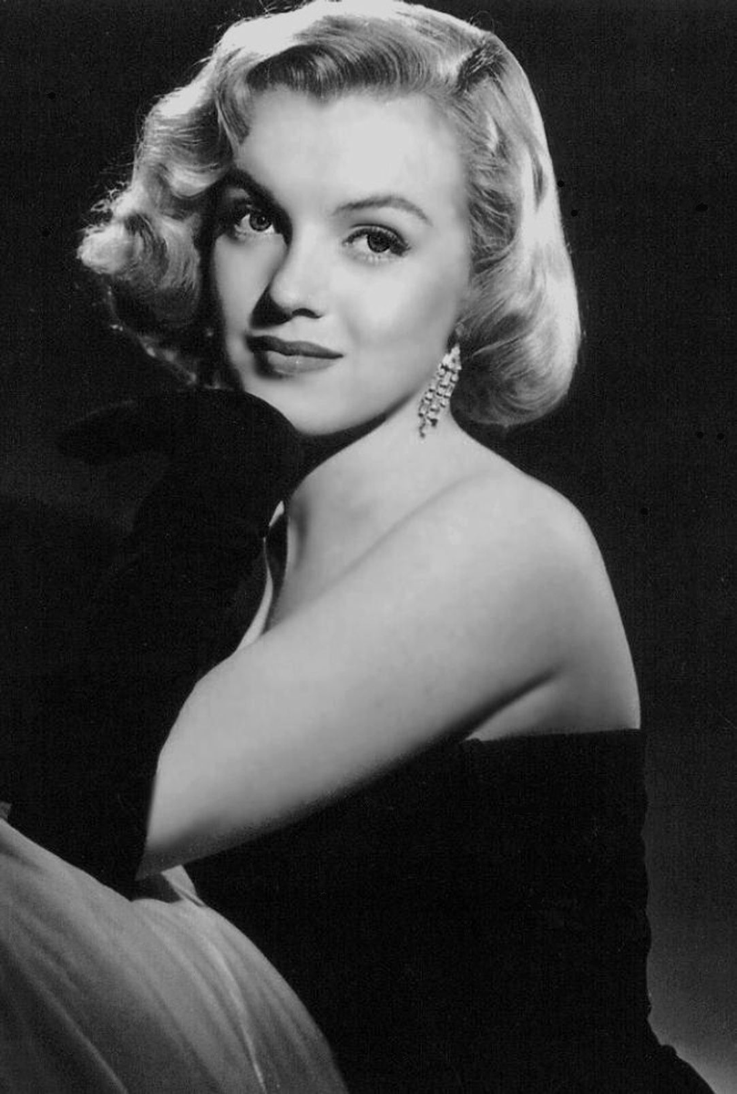 Monroe thought this was one of her best roles and performances, and I think she's right, because she did so much with what could have been a kind of empty role with the wrong actress. Monroe took a character with low screentime and made her interesting and complex.  #noirvember