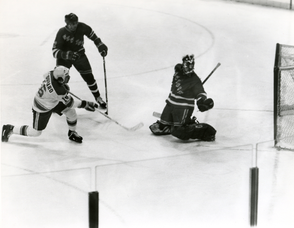 AlumniFlames's tweet photo. Nov 11, 1980 – Guy Chouinard, who was 1st Flame having 50G season in 1978-79 in Atlanta, had his best Calgary game 5pt (3G/2A) in 7-3W vs NY Rangers. Guy had G in each period & asst on both Willi Plett goals. Eric Vail 3asst. #redhothistory #PeterMaher #flameshistory https://t.co/z9leoi08MZ