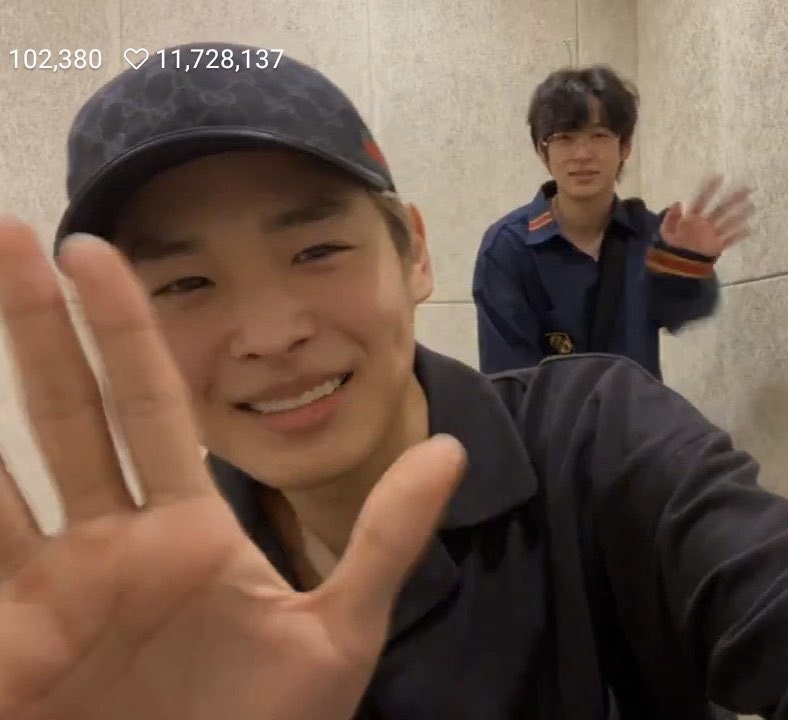 hourlyvchan's tweet photo. happy byungchan day !! 🦖🐣💙💛  
w/  @hourlybyungchan 

#빛나는_병찬아_생일축하해
#AlwaysWithByungchan https://t.co/EmCxsejX0Q