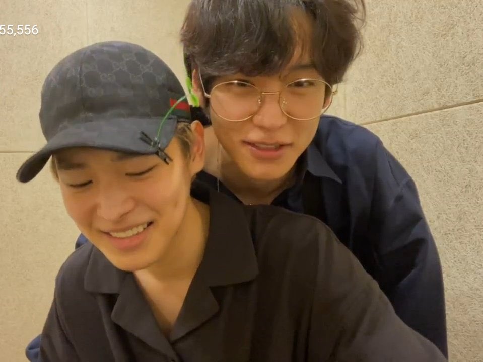 hourlyvchan's tweet photo. happy byungchan day !! 🦖🐣💙💛  
w/  @hourlybyungchan 

#빛나는_병찬아_생일축하해
#AlwaysWithByungchan https://t.co/EmCxsejX0Q