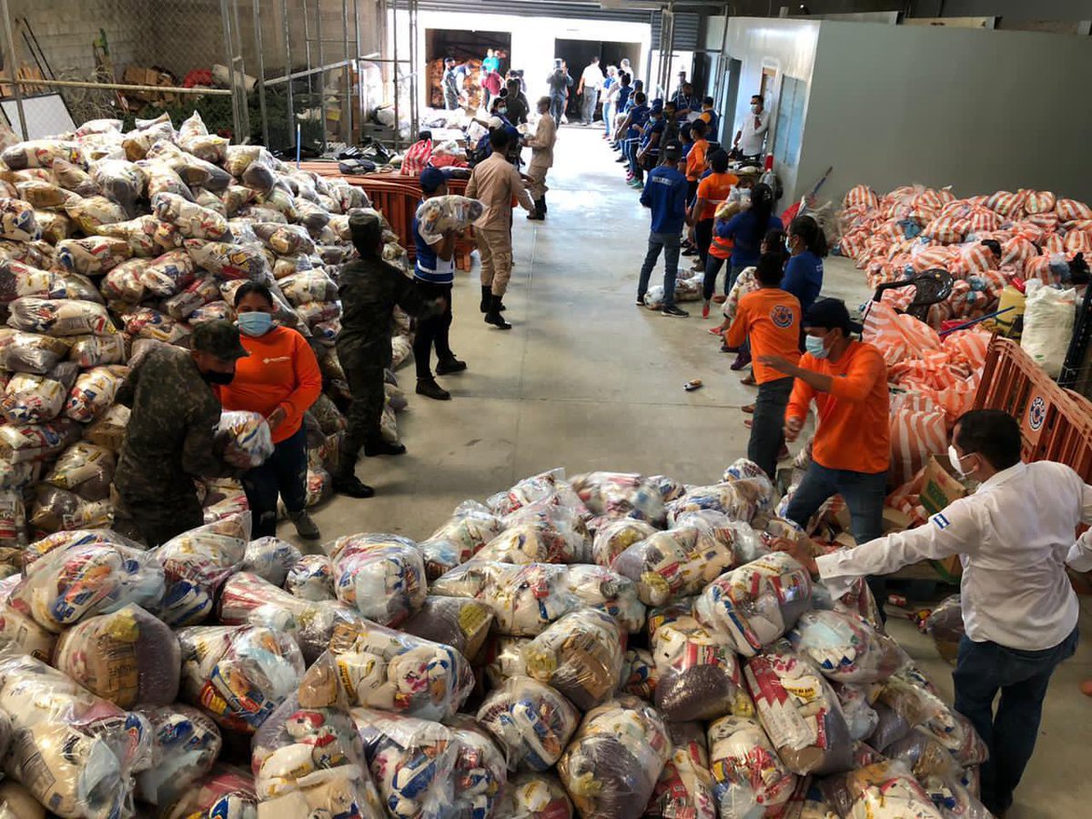 Sedesolhn's tweet photo. ¡No están solos! 
Gracias al gobierno del Presidente @JuanOrlandoH, 7000 familias afectadas por #Eta en el departamento de Colón, tendrán alimento solidario hoy en sus hogares.

¡#SEDIS al servicio de la población! 

#NoEstanSolos https://t.co/YQS0Q5Ya7t