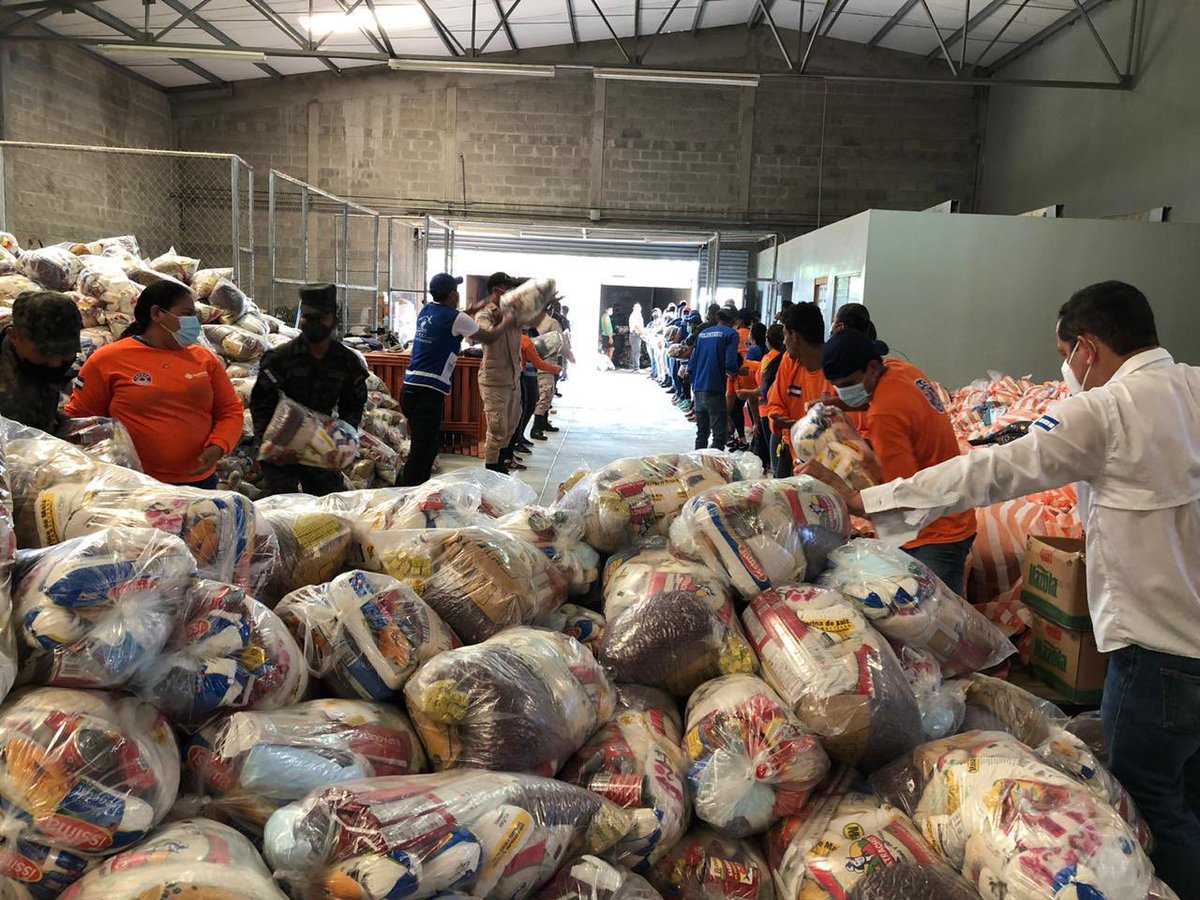 Sedesolhn's tweet photo. ¡No están solos! 
Gracias al gobierno del Presidente @JuanOrlandoH, 7000 familias afectadas por #Eta en el departamento de Colón, tendrán alimento solidario hoy en sus hogares.

¡#SEDIS al servicio de la población! 

#NoEstanSolos https://t.co/YQS0Q5Ya7t