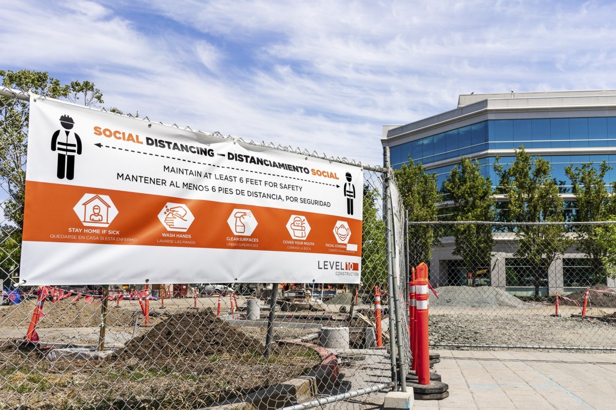  1/ California and Oregon were lauded for their early response to the pandemic.But eight months into the crisis, the neighboring states have made starkly different choices on tracking and reporting workplace outbreaks.Story by  @laurencedsault:  https://bit.ly/35lyUMD&nbsp;