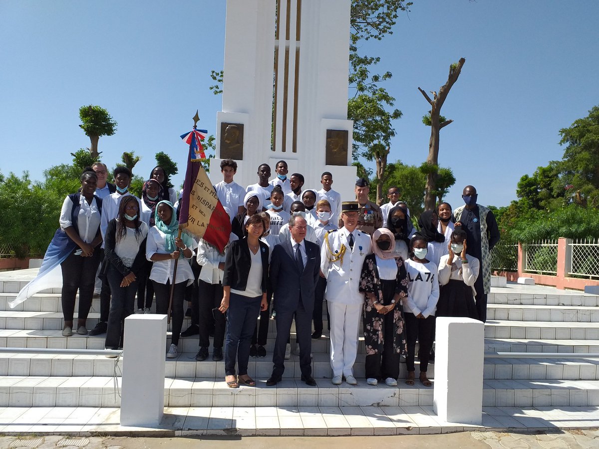 lyceefr_ndjamen's tweet photo. @lyceefr_ndjamen à la commémoration du 11 novembre. Célébration du 80e anniversaire du ralliement du Tchad à la France libre.Hymnes chantés par les collégiens et poème de Senghor en hommage à Felix Eboue récité par 4 élèves de Tles. #francelibre #felixeboue #generalleclerc https://t.co/A9G19r06MM
