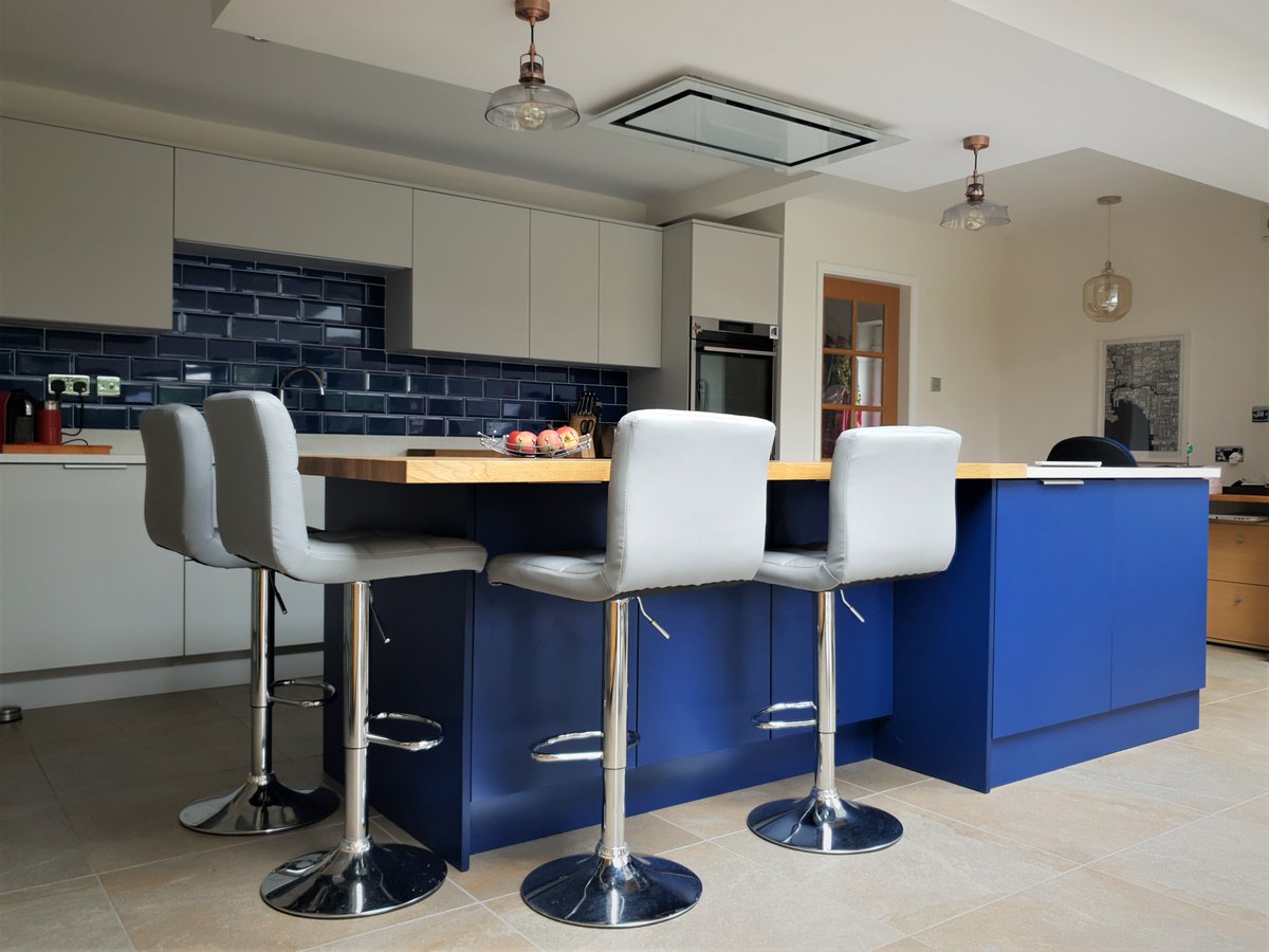 To make your Kitchen Island a distinctive focal point, choose a contrast colour for the island or team natural materials such as wood and stone with steel, glass or granite...or both 😊

#KitchenDesign #BeautifulHomes #KitchenIsland #BeautifulHomes #Blue #woodworktops