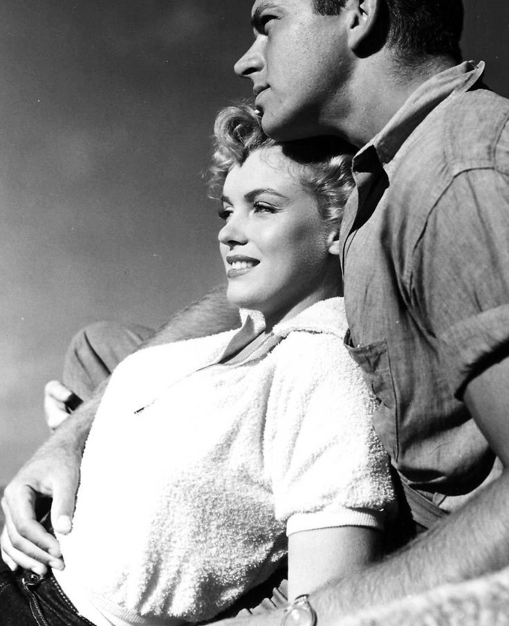 Monroe brings so much warmth to a movie, which was much needed. Her relationship with Stanwyck's character helps to soften the latter, make her more sensitive. That's what Monroe really brought to a lot of her noirs, warmth that kept them from being too cold & distant  #noirvember