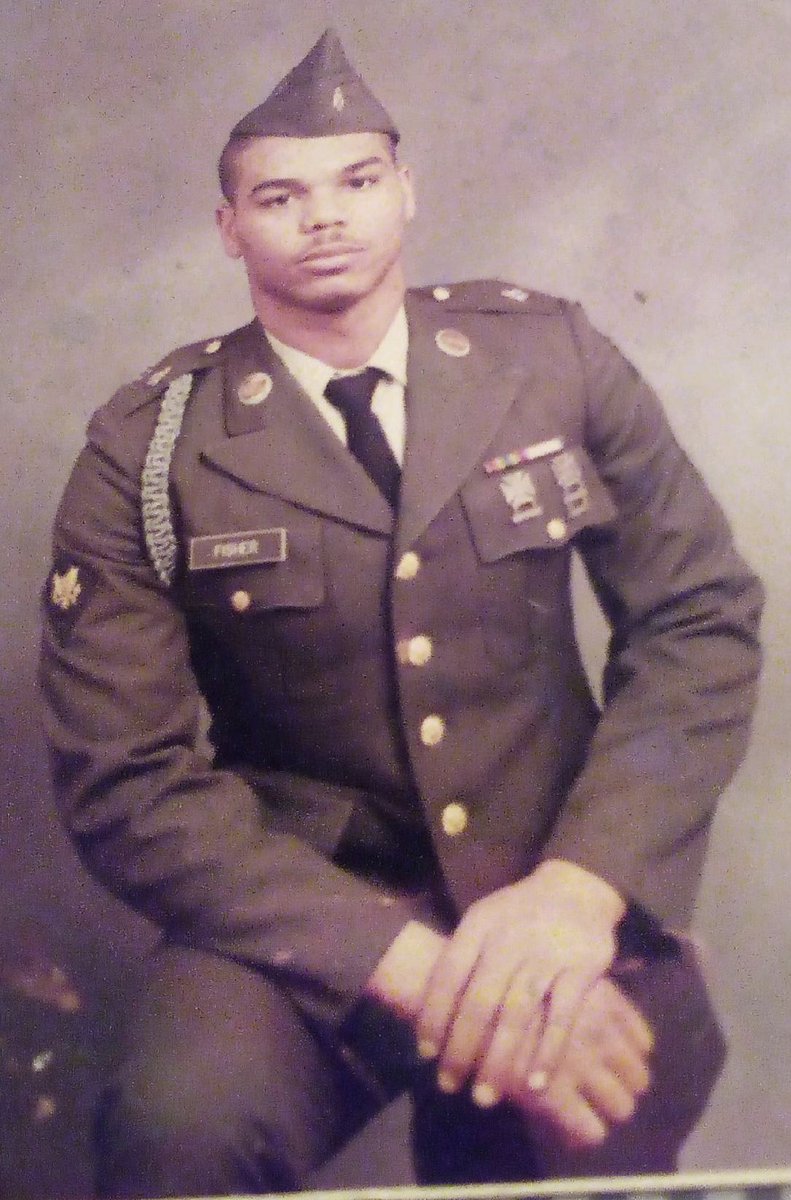 FTSD_MrT's tweet photo. Happy Veterans Day and a thank you to all the vets who served our country. A special thank you to our very own vet Officer Fisher! 🇺🇸
#RiverfrontRocks https://t.co/yAU5ioM3j3