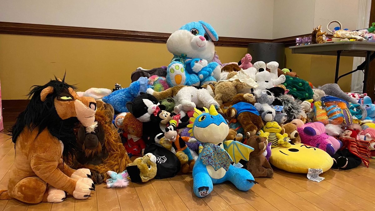 VTGPSS's tweet photo. Grads - we have a lot of everything! Mountains of Toys! Books! Warm Comfy Bedding! Winter outerwear! Strollers! High Chairs! Clothing! Today and tomorrow only! https://t.co/zMNx3KTf3o @VTGradCommunity @RoanokeGSA https://t.co/ukSUwxBFTG