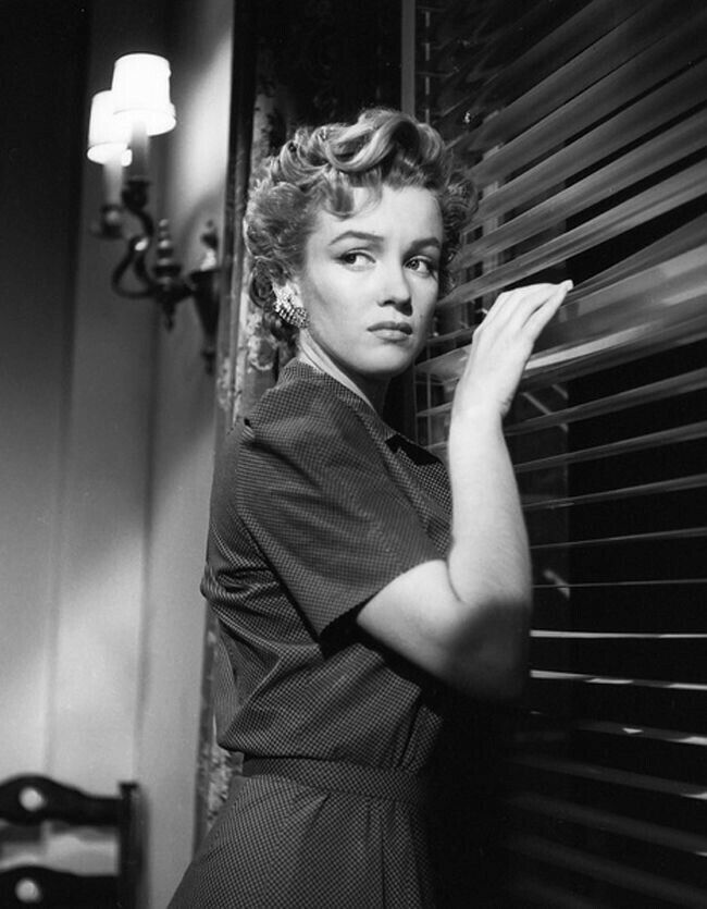 Nell Forbes, DON'T BOTHER TO KNOCKThat warmth that Monroe could bring to noirs is the very thing that makes this movie so damn good. Without Monroe's warmth, the character could have come across as a simple, uninteresting psychopath. But Monroe brings that warmth.  #noirvember