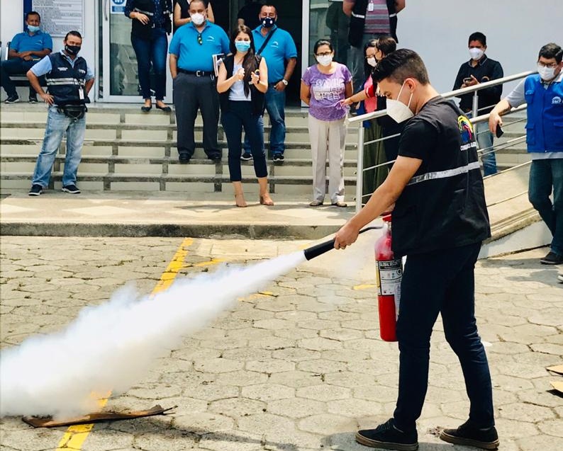 CNEManabi's tweet photo. #CNEInforma | Con el apoyo del @CBportoviejo y @cruzrojaecuador y el aval de @Riesgos_Ec, se realizó la capacitación y simulacro sobre primeros auxilios, emergencia y desastres; evacuación, búsqueda y rescate, y contra incendio y manejo de extintores. https://t.co/a4ArceVsPC