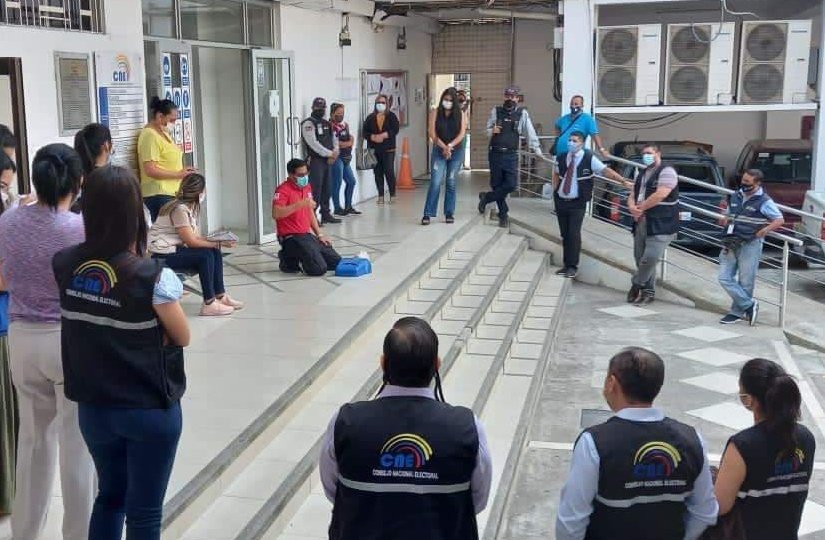 CNEManabi's tweet photo. #CNEInforma | Con el apoyo del @CBportoviejo y @cruzrojaecuador y el aval de @Riesgos_Ec, se realizó la capacitación y simulacro sobre primeros auxilios, emergencia y desastres; evacuación, búsqueda y rescate, y contra incendio y manejo de extintores. https://t.co/a4ArceVsPC