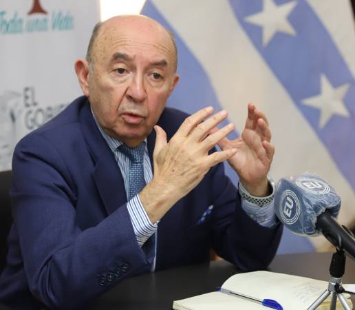 eluniversocom's tweet photo. Canciller Luis Gallegos: Vicepresidenta María Alejandra Muñoz se ha jugado su vida para una causa muy noble al viajar a Europa ► https://t.co/mr4ZzleLpw https://t.co/zHyD19kRpA
