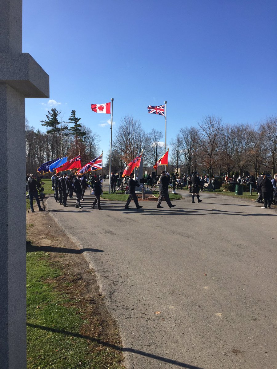 OfficerRob1's tweet photo. A beautiful day to commemorate a somber event. Today we honoured the Canadian women and men who served and sacrificed in two world wars and other global conflicts. #LestWeForget #CanadaRemembers https://t.co/cWEUCZ68CY