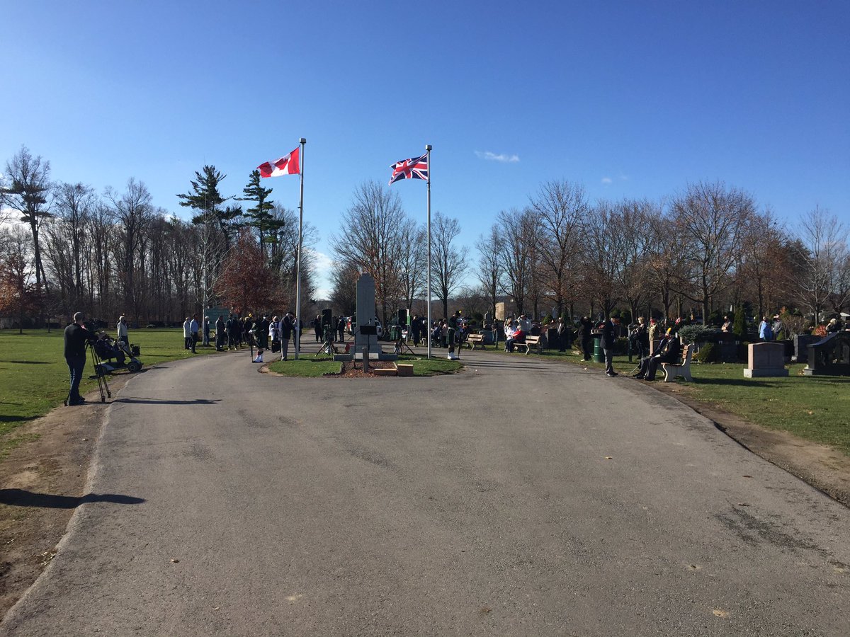 OfficerRob1's tweet photo. A beautiful day to commemorate a somber event. Today we honoured the Canadian women and men who served and sacrificed in two world wars and other global conflicts. #LestWeForget #CanadaRemembers https://t.co/cWEUCZ68CY